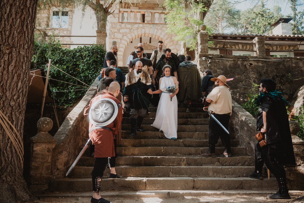 Pareja aguantando manos en una boda ceremonia celta
